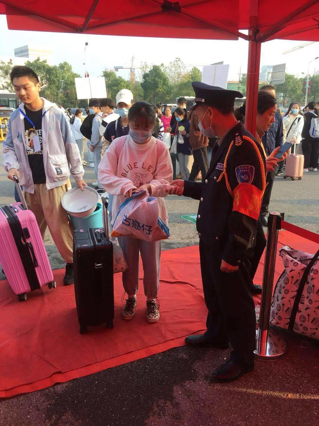 湖南保安服务,墙外高空清洗服务,湖南保利天创物业发展有限公司 湖南保安服务,墙外高空清洗服务,湖南保利天创物业发展有限公司
